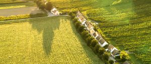 Bild enthält, Outdoors, Nature, Countryside, Rural, Farm, Aerial View, Architecture, Building