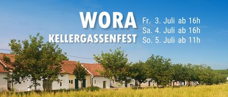 Ein Plakat für das WORA Strassenfest, das drei Tage lang von Freitag bis Sonntag dauert. Das Plakat zeigt eine ländliche Landschaft mit Häusern und Bäumen.