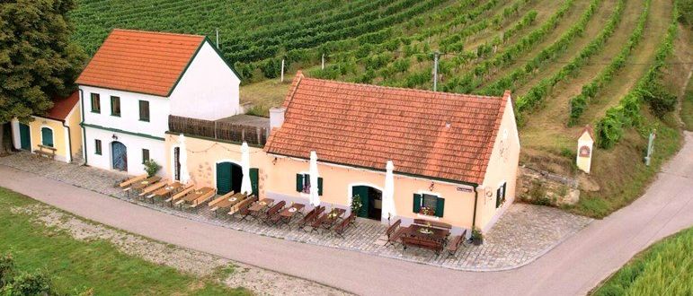 Bild enthält, Outdoors, Building, Nature, Countryside, Housing, Rural, Aerial View, House, Farm, Driveway