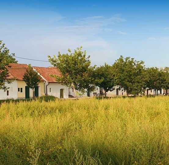 Bild enthält, Nature, Outdoors, Countryside, Rural, Suburb, Village