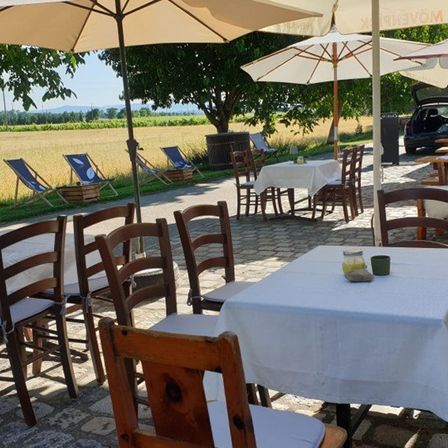 Bild enthält, Furniture, Table, Dining Table, Chair, Indoors, Restaurant, Car, Outdoors, Nature, Terrace