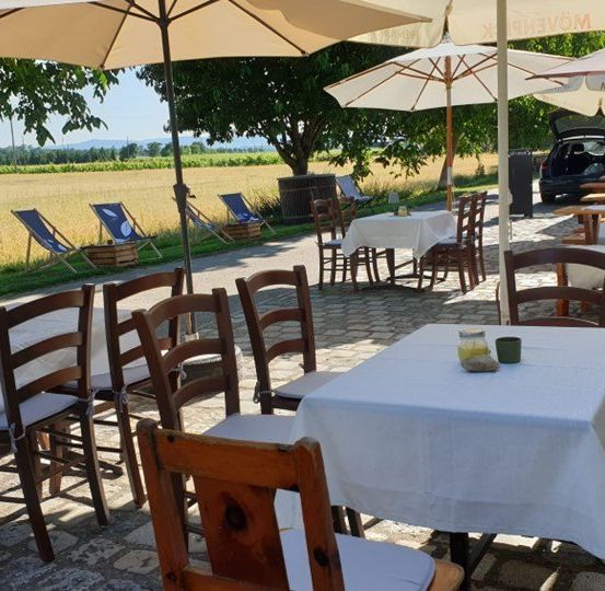 Bild enthält, Furniture, Table, Dining Table, Chair, Indoors, Restaurant, Car, Outdoors, Nature, Terrace