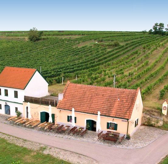 Bild enthält, Outdoors, Building, Nature, Countryside, Housing, Rural, Aerial View, House, Farm, Driveway