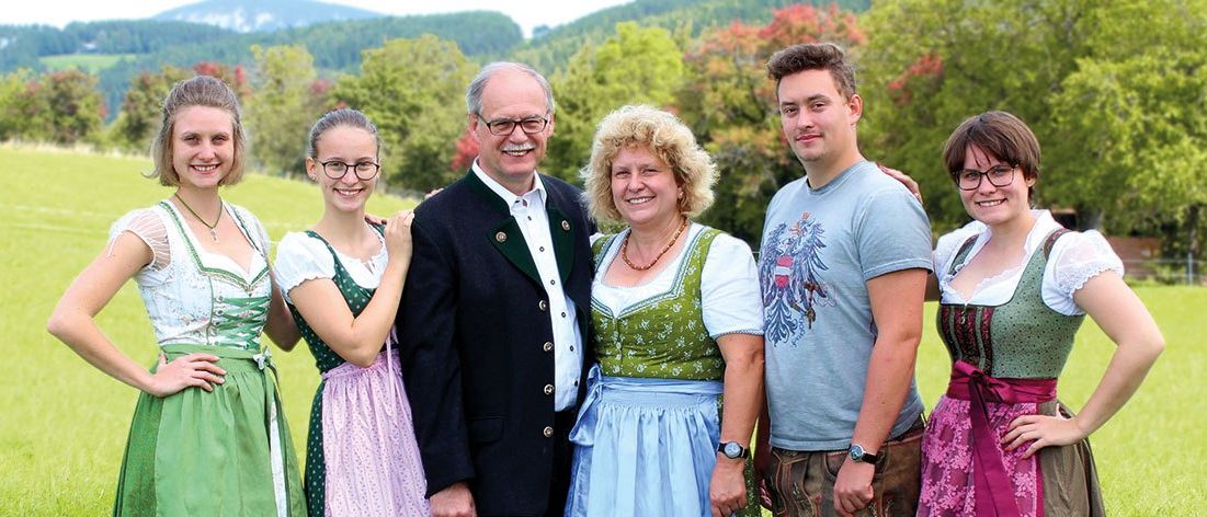 Bild enthält, People, Person, Grass, Dress, Adult, Bride, Female, Woman, Male, Man