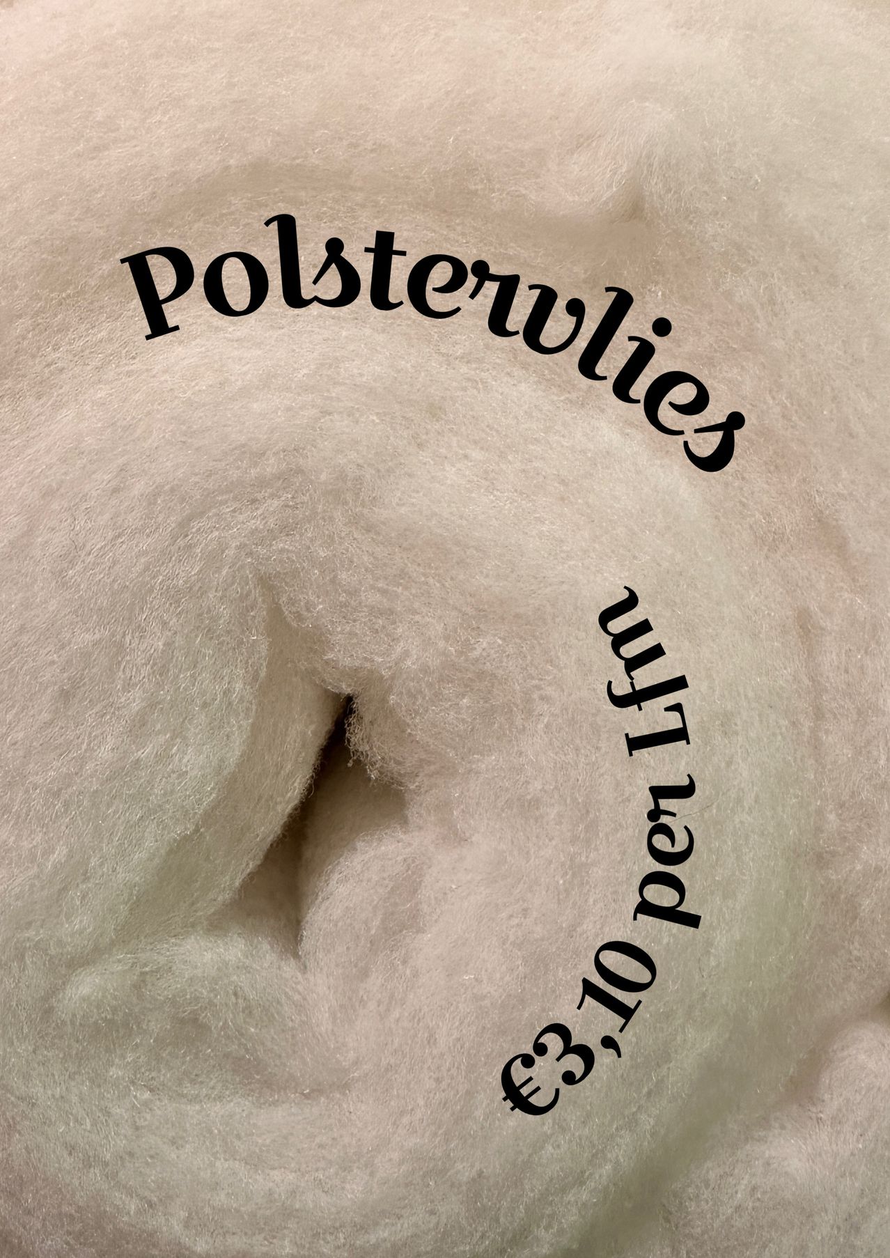 Ein Nahaufnahme einer weißen Watteballe mit 'Polstervlies' und '33,10 pro m' darauf geschrieben.