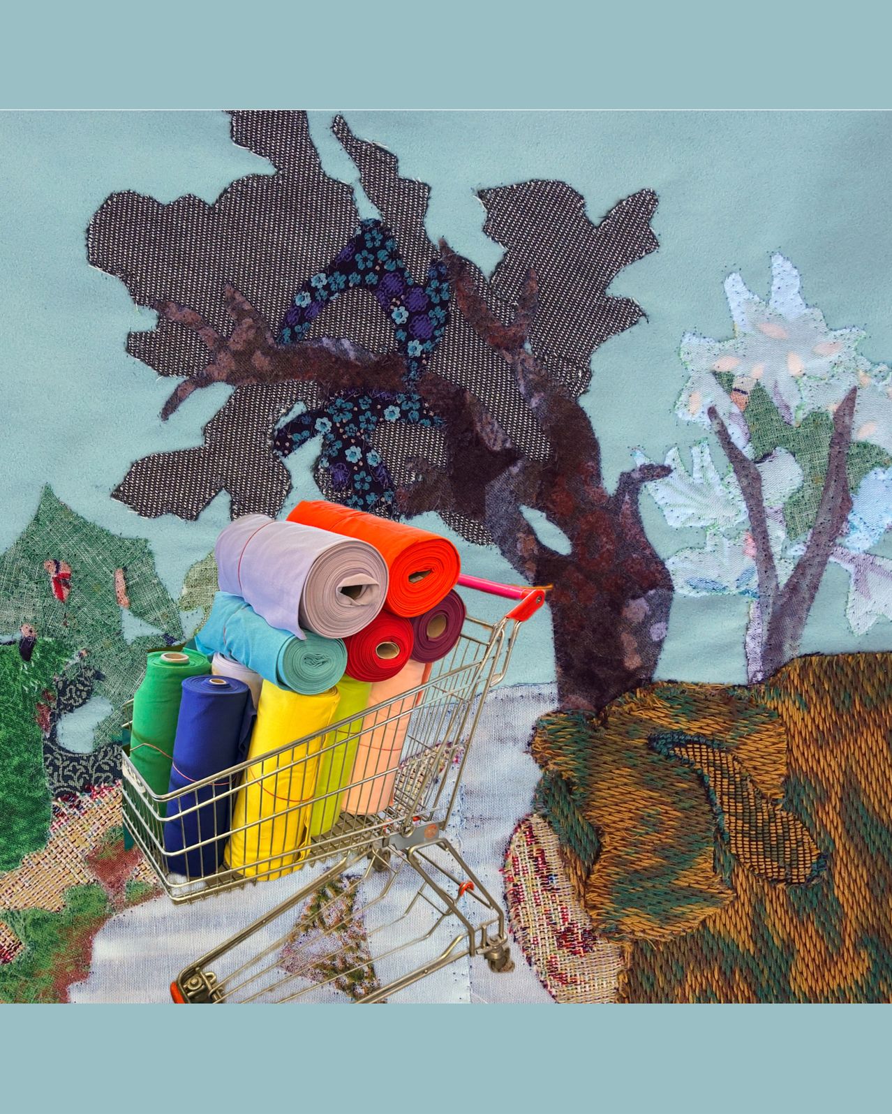 Ein Einkaufswagen mit farbenfrohen Stoffrollen steht vor einem gestickten Hintergrund mit einem Baum und schneebedecktem Boden.