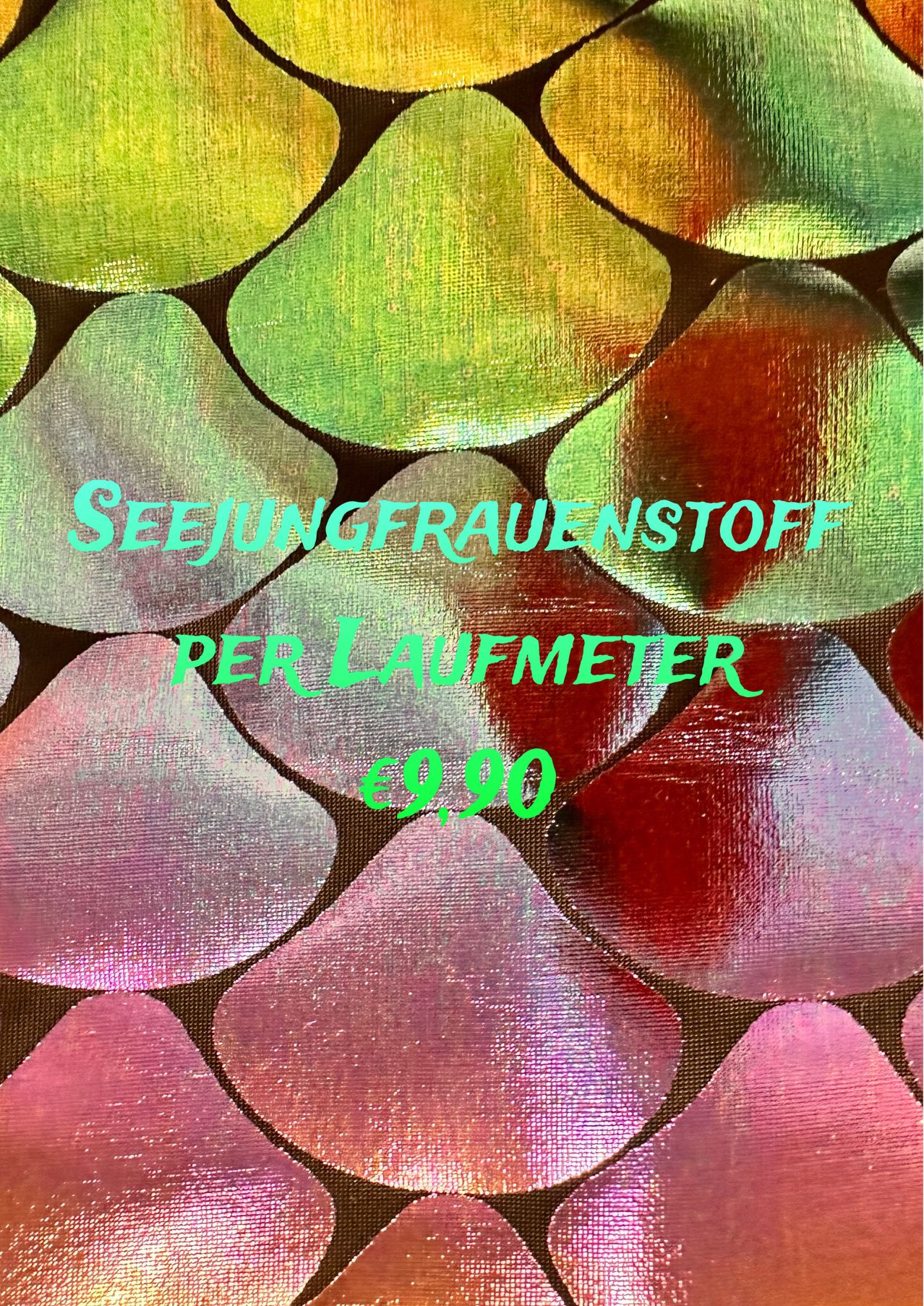Ein Muster aus rosa und grünen Schuppen mit Textüberlagerung, der 'SEJUNGFRAUENSTOFF PER LAUFMTER' und '9,90' lautet.