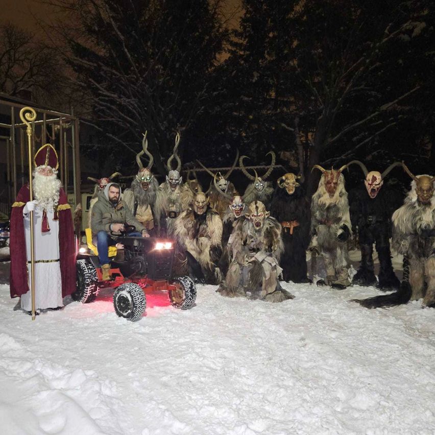 Bild enthält, People, Person, Adult, Bride, Female, Woman, Male, Man, Outdoors, Wheel