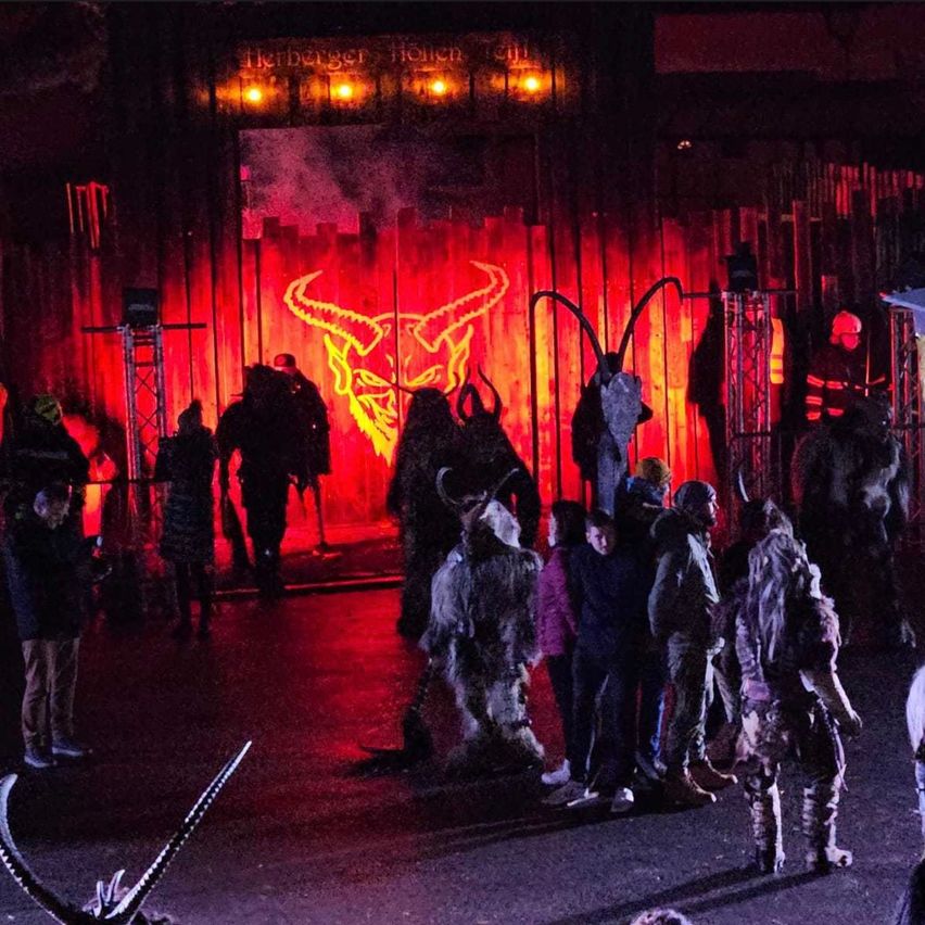 Bild enthält, Urban, Stage, Person, City, Adult, Female, Woman, Night Life, Group Performance