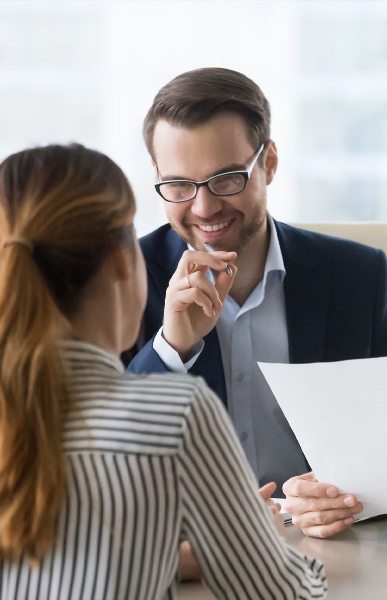 Bild enthält, Adult, Female, Person, Woman, Conversation, Suit, Male, Man, Glasses, Face