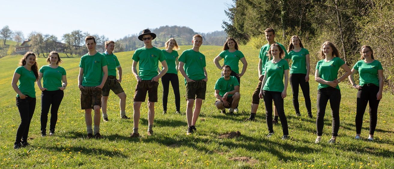 Bild enthält, People, Person, Grass, Shoe, Boy, Male, Teen, Shorts, Hat, Glasses