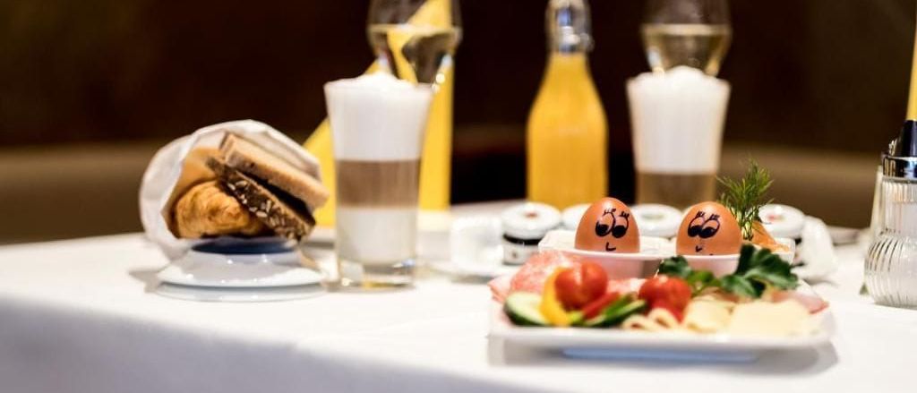 Bild enthält, Brunch, Food, Food Presentation, Fruit, Pineapple, Plant, Produce, Cup, Disposable Cup