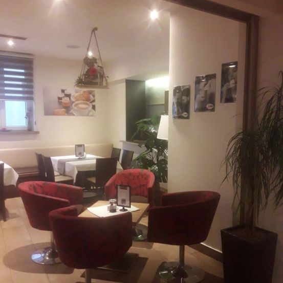 Bild enthält, Indoors, Chair, Furniture, Living Room, Plant, Home Decor, Beauty Salon, Photo Frame, Lounge, Person