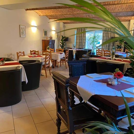 Bild enthält, Indoors, Architecture, Building, Furniture, Table, Restaurant, Dining Table, Chair, Lounge, Dining Room