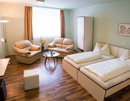 Bild enthält, Corner, Couch, Furniture, Home Decor, Indoors, Living Room, Table, Coffee Table, Bed, Cushion