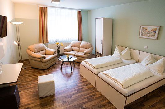 Bild enthält, Corner, Couch, Furniture, Home Decor, Indoors, Living Room, Table, Coffee Table, Bed, Cushion