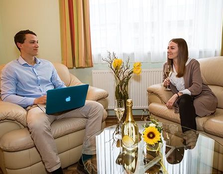 Bild enthält, Conversation, Person, Adult, Male, Man, Female, Woman, Couch, Interview, Laptop