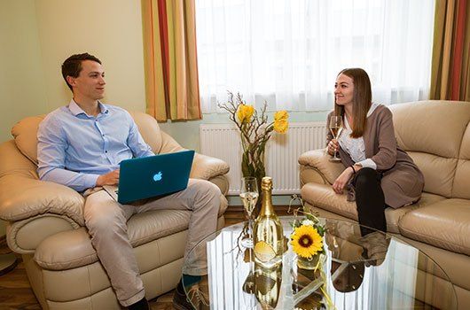 Bild enthält, Conversation, Person, Adult, Male, Man, Female, Woman, Couch, Interview, Laptop