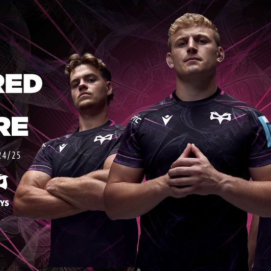 Bild enthält, T-Shirt, People, Person, Adult, Male, Man, Crowd, Advertisement, Poster, Shirt