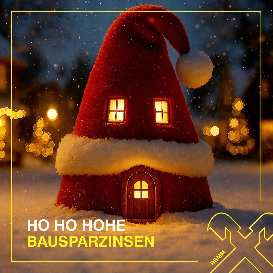 Ein Weihnachtsmannhut sitzt auf einem kleinen Haus in einer verschneiten Landschaft. Das Haus hat zwei beleuchtete Fenster und eine Tür, mit Schnee auf dem Dach. Der Text lautet 'HO HO HOHE BAUSPARZINSEN'.