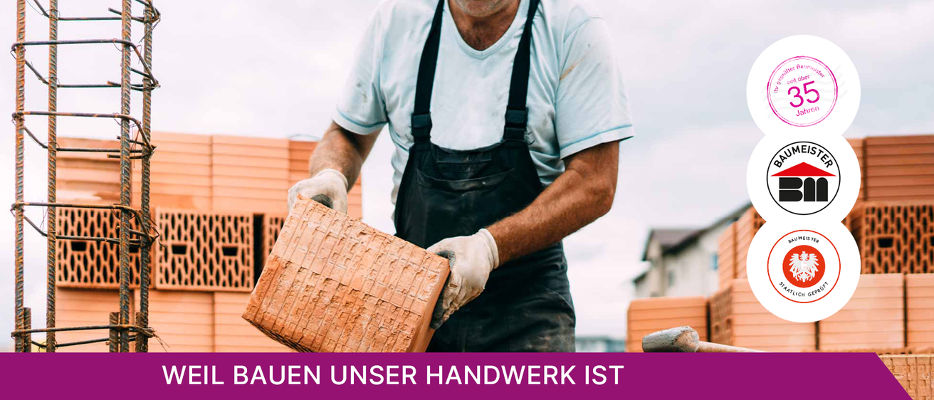 Ein Mann in einem hellblauen Hemd und schwarzer Schürze hält einen Ziegel vor einem Stapel Ziegel.