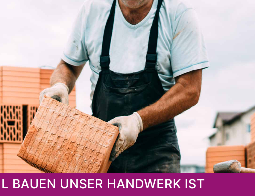 Ein Mann in einem hellblauen Hemd und schwarzer Schürze hält einen Ziegel vor einem Stapel Ziegel.