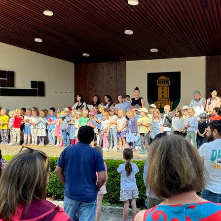 Bild enthält, People, Person, Pants, Crowd, Photography, Shorts, Adult, Male, Man, Child