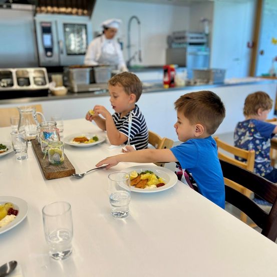 Bild enthält, Brunch, Boy, Child, Male, Person, Dining Table, Table, Restaurant, Eating, Plate