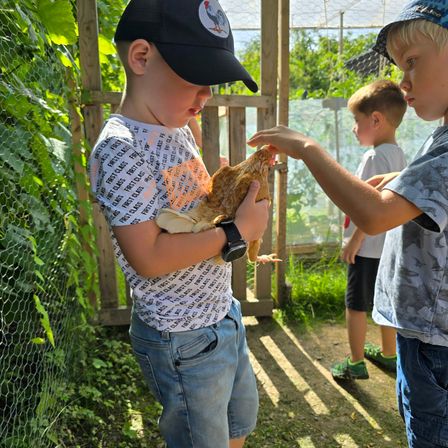 Bild enthält, Baseball Cap, Cap, Hat, Pants, Jeans, Boy, Child, Male, Person, Shoe
