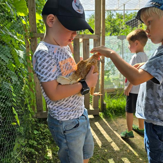Bild enthält, Baseball Cap, Cap, Hat, Pants, Jeans, Boy, Child, Male, Person, Shoe