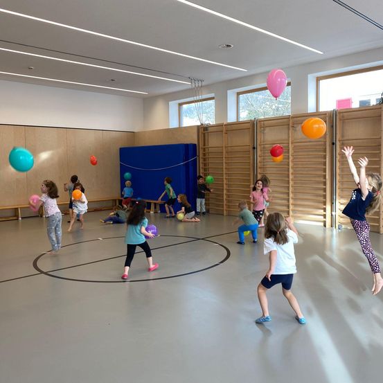 Bild enthält, People, Person, Child, Female, Girl, Balloon, Basketball Game, Sport, Shoe, Shorts