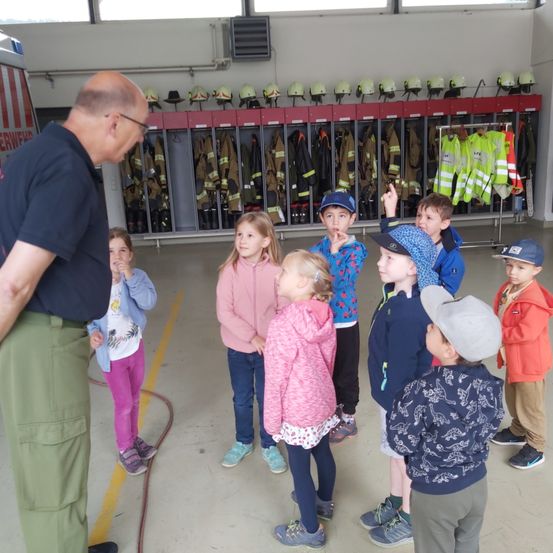 Bild enthält, Pants, People, Person, Shoe, Adult, Male, Man, Child, Female, Girl