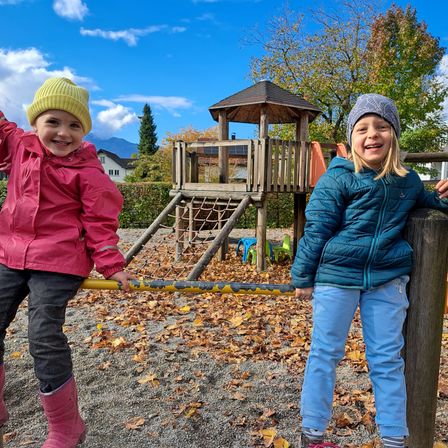 Bild enthält, Pants, Play Area, Coat, Outdoors, Outdoor Play Area, Park, Jacket, Person, Hat, Child
