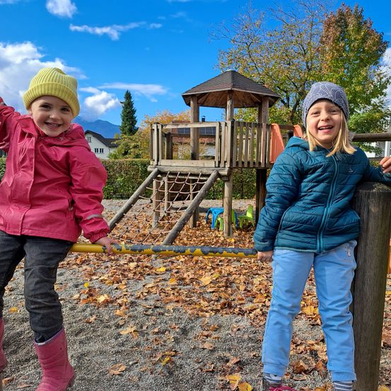 Bild enthält, Pants, Play Area, Coat, Outdoors, Outdoor Play Area, Park, Jacket, Person, Hat, Child