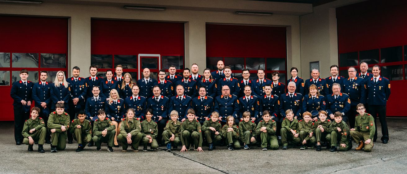 Bild enthält, People, Person, Architecture, Building, Military