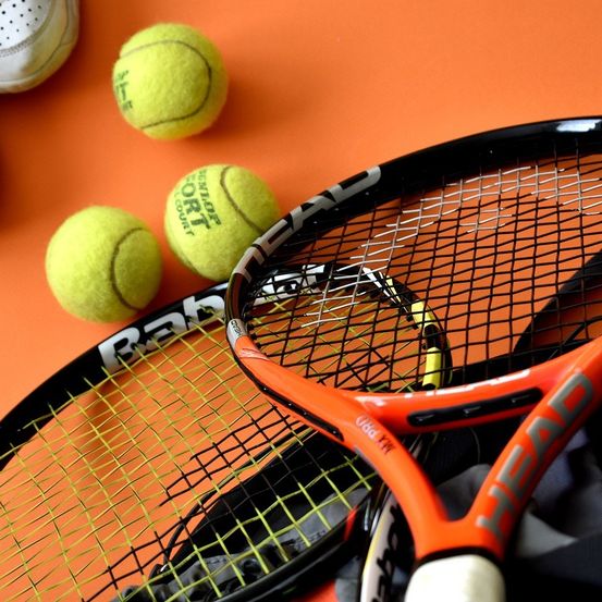 Bild enthält, Racket, Sport, Tennis, Tennis Racket, Ball, Tennis Ball, Clothing, Footwear, Shoe