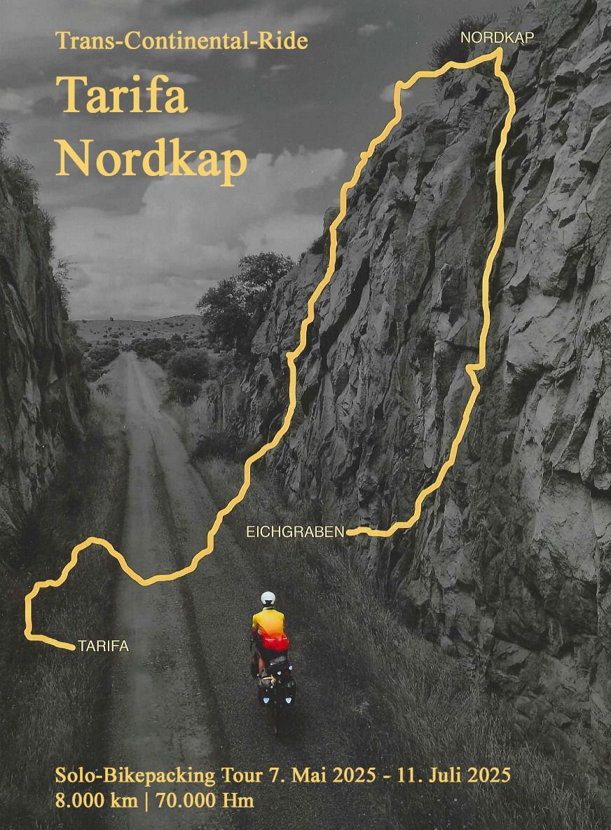 Ein Radfahrer fährt auf einem rauen Pfad, der von steilen Klippen flankiert wird, mit 'Nordkap' und 'Tarifa' auf der Karte markiert. Die Route ist in Gelb eingezeichnet.