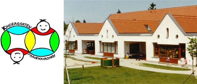 Ein Kindergarten mit braunem Dach und einem Rasen vor dem Gebäude. Mehrere Kinder spielen auf dem Rasen. Ein Logo mit einem lächelnden Gesicht ist links.