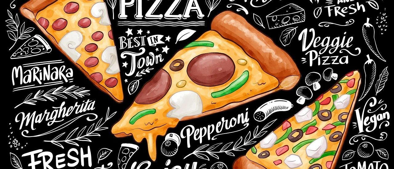 Ein Kreidetafel-Menü zeigt drei Scheiben italienischer Pizza. Die oberste Scheibe hat Peperoni, Champignons und Käse. Die mittlere Scheibe hat Käse, Champignons und Paprika. Die unterste Scheibe hat verschiedene Beläge, darunter Oliven und Käse.