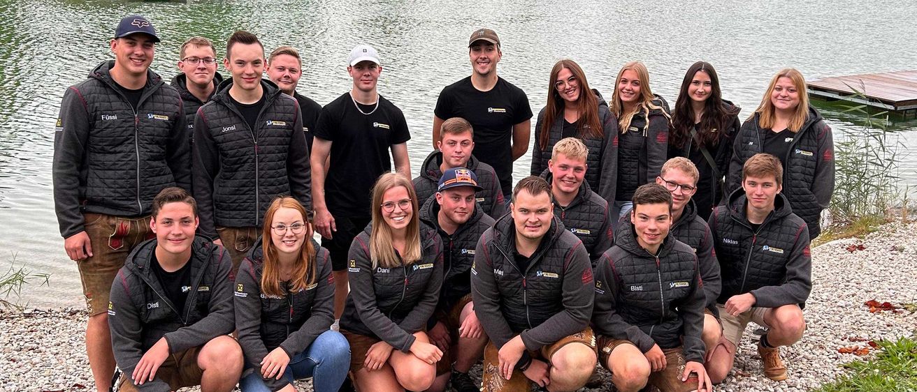Bild enthält, People, Person, Scenery, Adult, Female, Woman, Groupshot, Shoe, Grass, Park