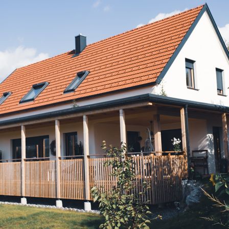 Bild enthält, Architecture, Building, Cottage, House, Housing, Indoors, Interior Design, Person