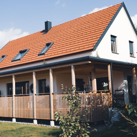 Bild enthält, Architecture, Building, Cottage, House, Housing, Indoors, Interior Design, Person