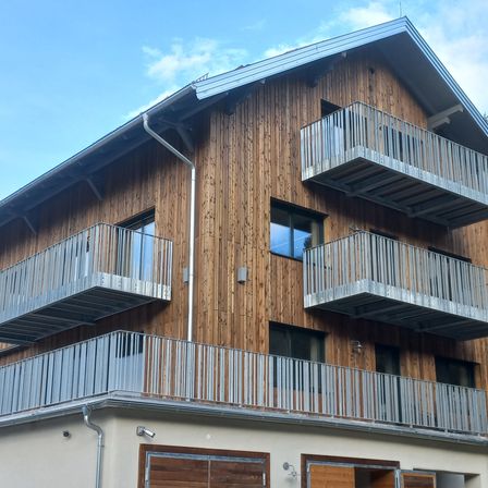 Bild enthält, Indoors, Interior Design, Architecture, Building, City, Wood, Balcony, Urban, Housing, Nature