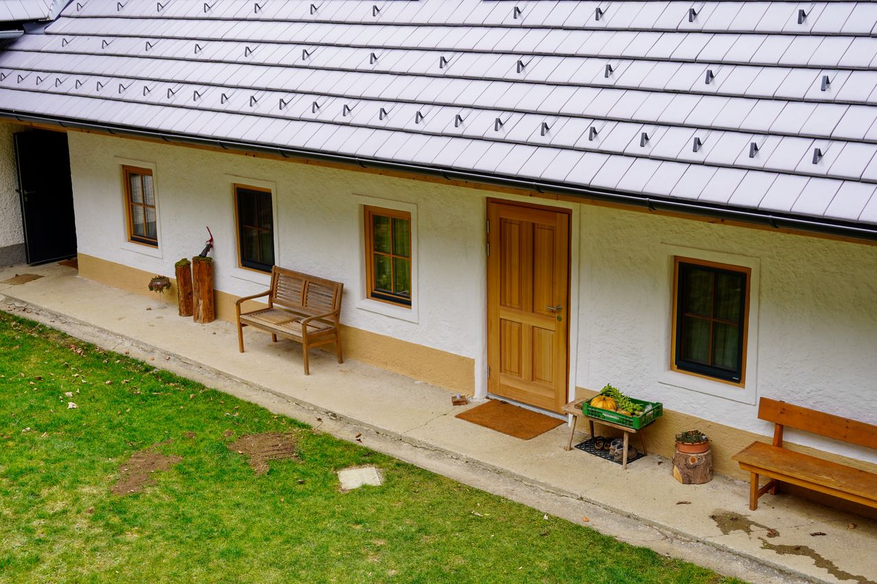 Bild enthält, Grass, Bench, Furniture, House, Housing, Porch, Shelter, Door, Roof, Wood