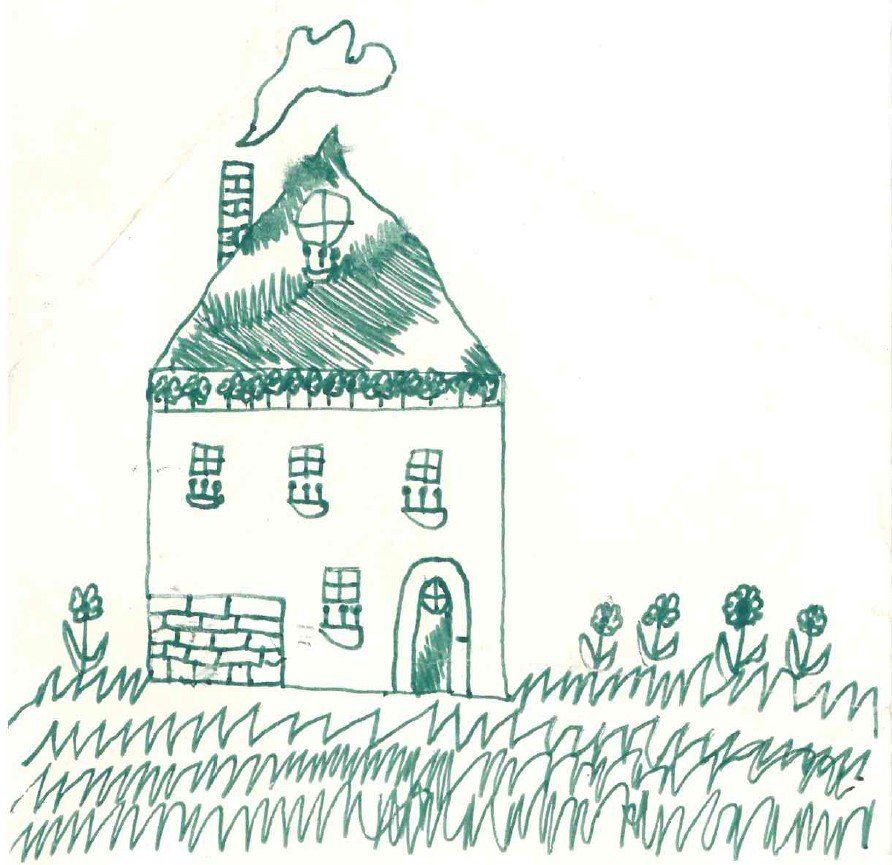 Eine handgezeichnete Abbildung eines Hauses mit einem Schornstein, aus dem Rauch aufsteigt. Das Haus hat ein strohgedecktes Dach und Ziegelwände, mit drei Fenstern und einer Tür. Vor dem Haus stehen Blumen.