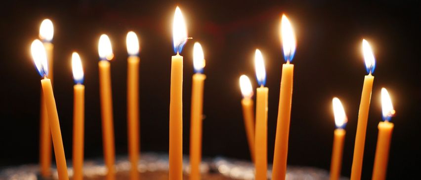 Bild enthält, Candle, Birthday Cake, Cake, Cream, Dessert, Food, Fire, Flame