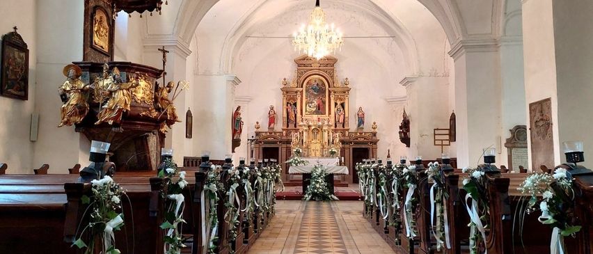 Bild enthält, Indoors, Prayer, Architecture, Building, Chapel, Church, Person, Chandelier, Lamp