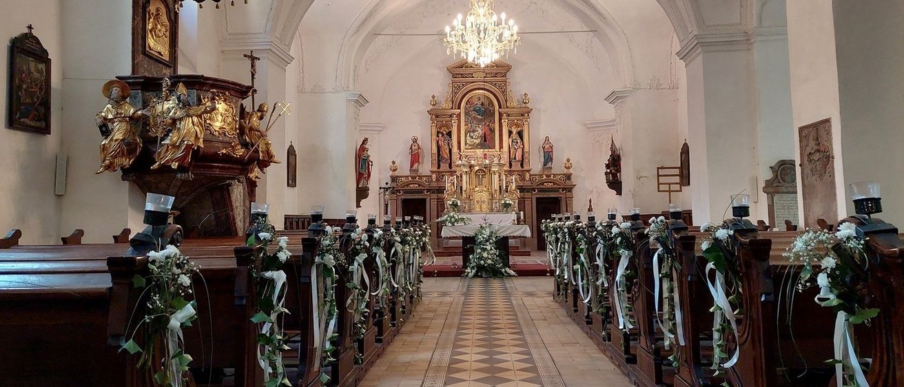 Bild enthält, Architecture, Building, Indoors, Prayer, Chapel, Church, Person, Altar