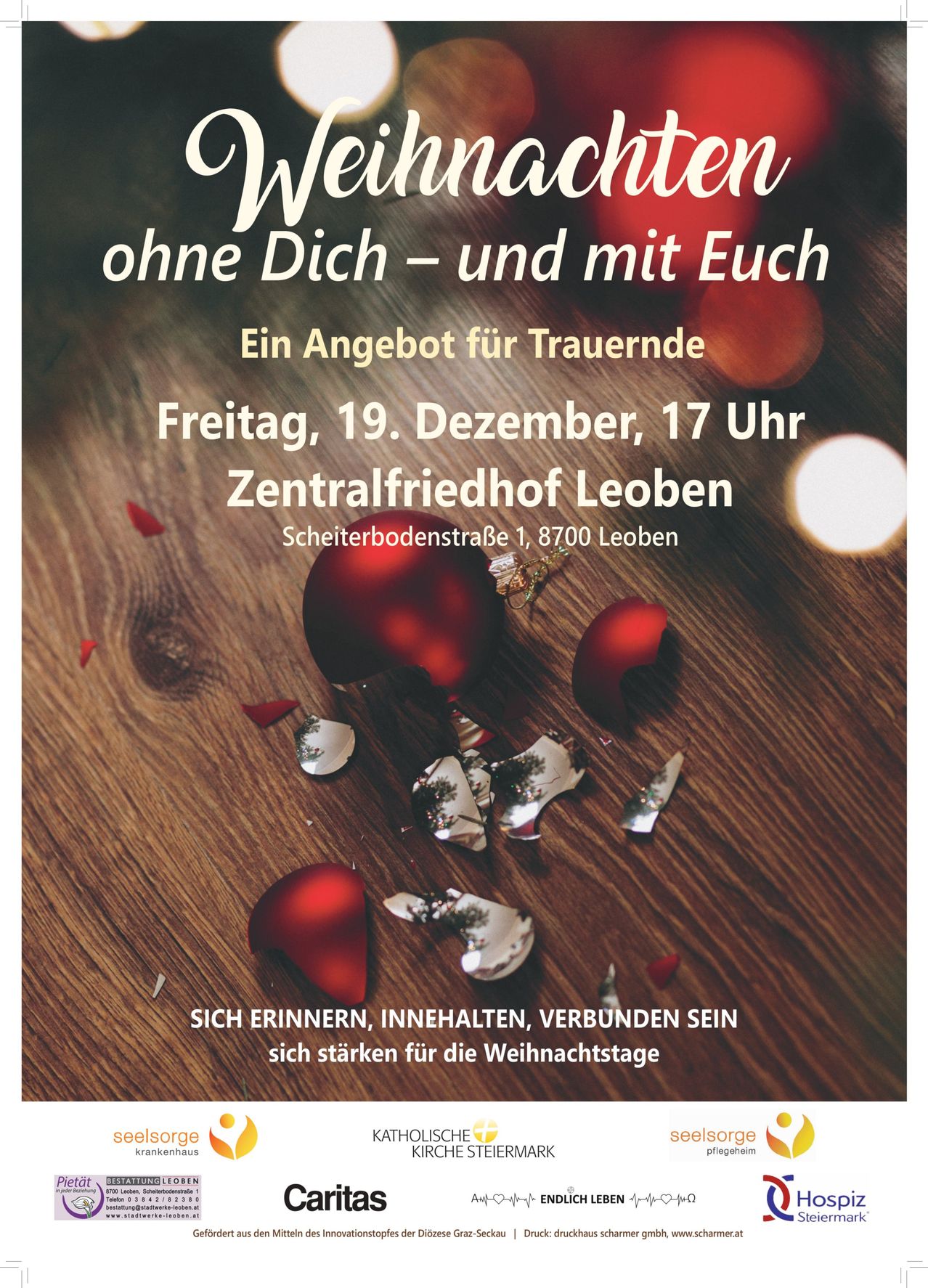 Poster mit einer roten Weihnachtskugel in der Mitte. Es steht 'Weihnachst Ohne Dich-und mit Euch' und 'Ein Angebot fur Trauernde'. Datum und Uhrzeit sind Freitag, 19. Dezember, 17 Uhr. Ort ist Zentralfriedhof Leoben. Adresse ist Scheiterbodenstraße 1, 8700 Leoben.