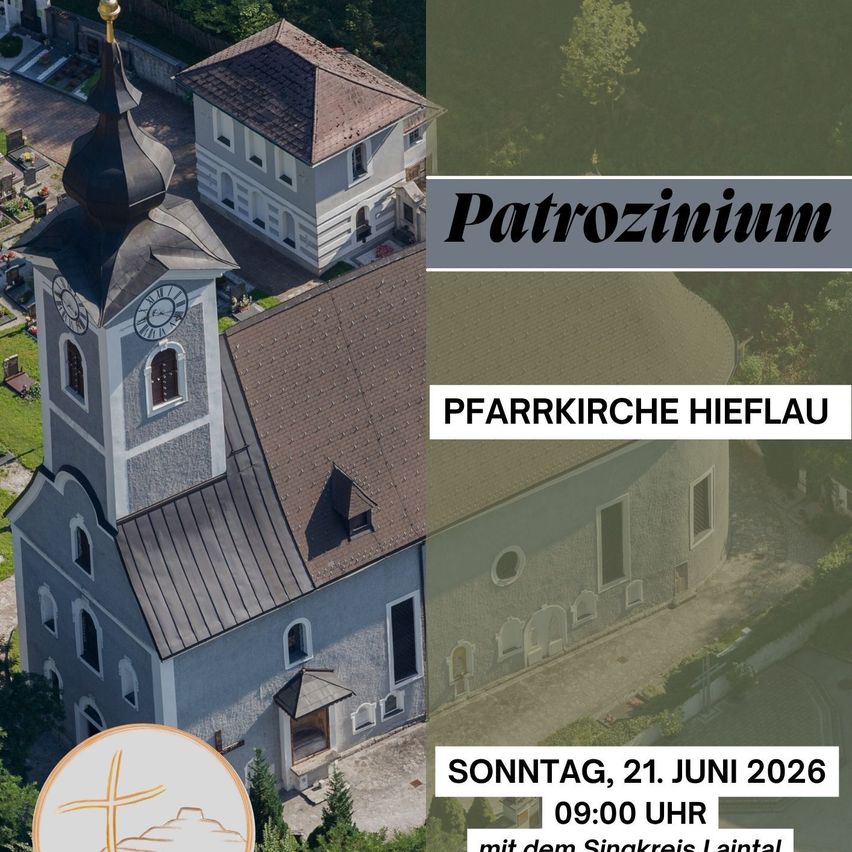 Luftaufnahme einer Kirche, Pfarrkirche Hieflau, am Sonntag, 21. Juni 2026, um 09:00. Die Kirche hat einen Kirchturm, eine Uhr und ein Kreuzsymbol.